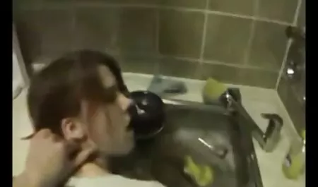 Esperienza lesbica in POV Video, Sesso porno mature amatoriali italiane a tre nella vasca da bagno - Reality Kings