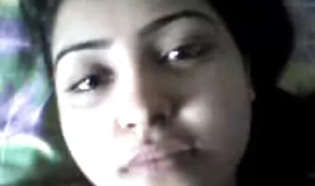 Ragazza free porno amatoriale italiano si masturba giocattolo con mais all'Aperto in video amatoriale