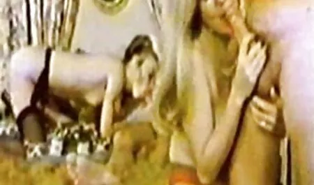 Dipingere le video porno italiani amatoriale unghie sulle dita dei piedi in colore verde chiaro