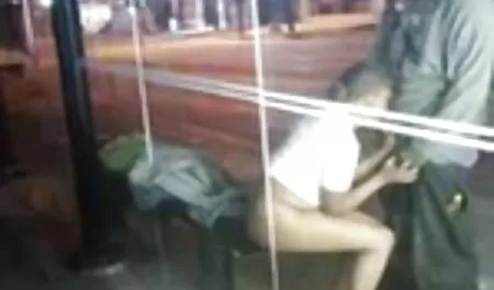 La stella bruna Bambi adora la sua film porno amatoriale italiane figa e i suoi piedi