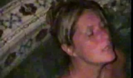 OLD4K. Affascinante bruna kittina Ivory scopata da un vecchio film amatoriali porno italiani ragazzo